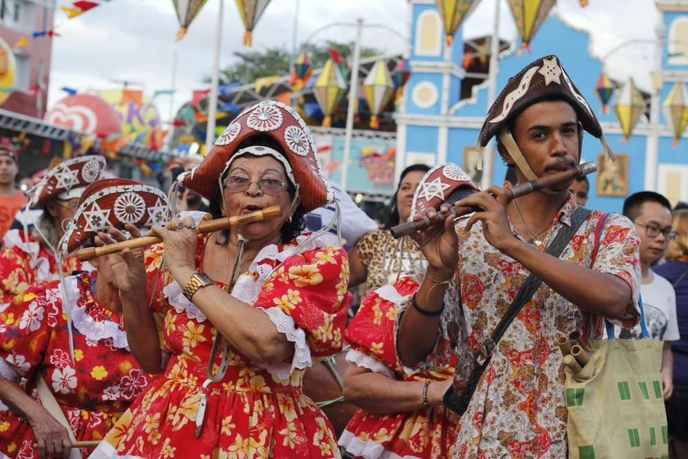 Dois músicos tocam cantigas de festa junina.